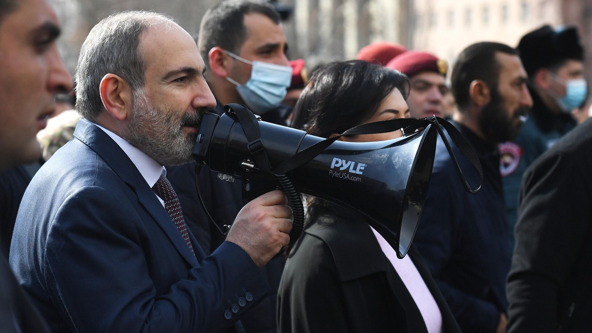 Премьер-министр Армении Никол Пашинян вышел к протестующим на улице Еревана - РИА Новости, 1920, 25.02.2021