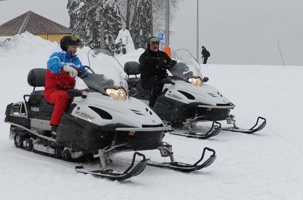 Президент РФ Владимир Путин и президент Белоруссии Александр Лукашенко во время катания на снегоходах