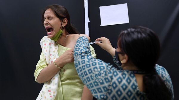 Вакцинация препаратом компании AstraZeneca в медицинском центре в Нью-Дели