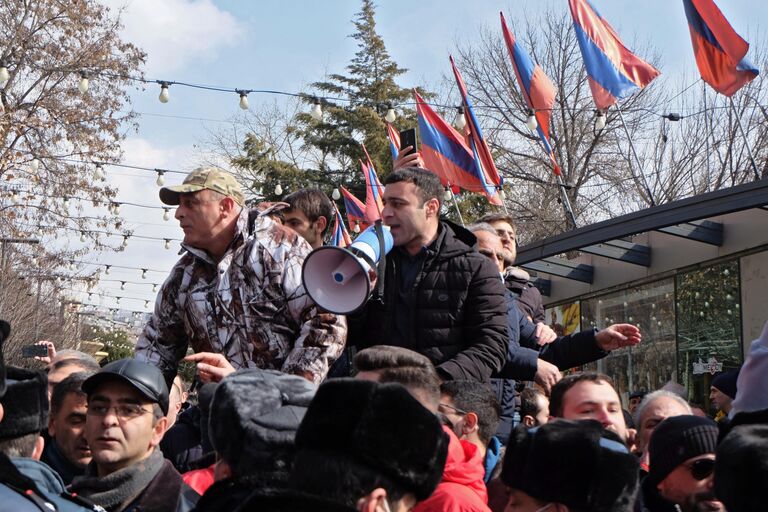 Противники политики премьер-министра Армении Никола Пашиняна на улице Еревана