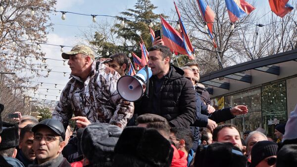 Противники политики премьер-министра Армении Никола Пашиняна на улице Еревана
