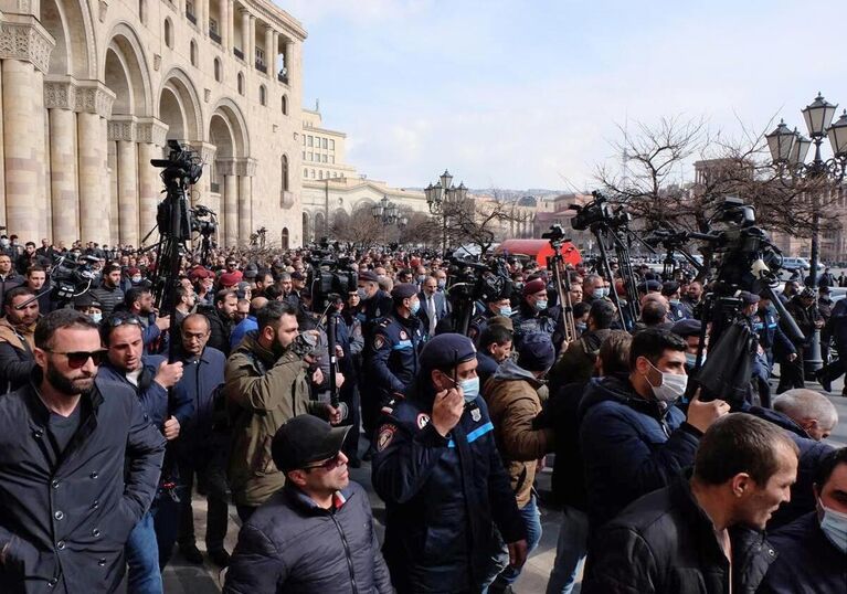 Протестующие возле Дома правительства в Ереване