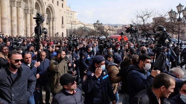 Протестующие возле Дома правительства в Ереване