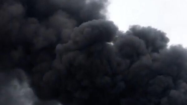 Густой черный дым валит от горящего завода в Шахтах