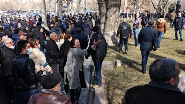 Сторонники премьер-министра Армении Никола Пашиняна на улице Еревана