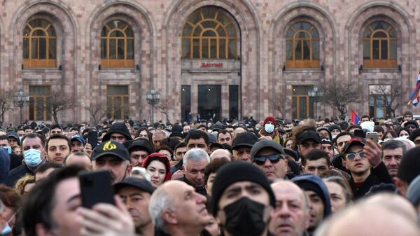 Сторонники премьер-министра Армении Никола Пашиняна на улице Еревана