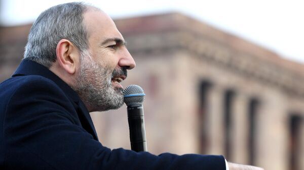 Премьер-министр Никола Пашинян выступает перед своими сторонниками в Ереване