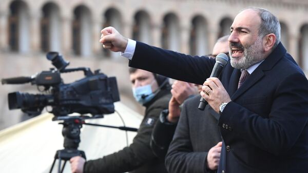 Премьер-министр Никола Пашинян выступает перед своими сторонниками в Ереване