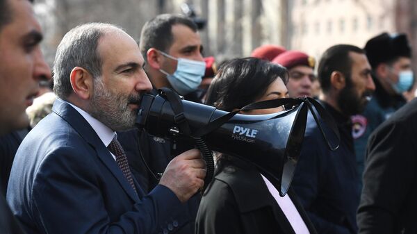 Премьер-министр Никол Пашинян выступает перед своими сторонниками в Ереване
