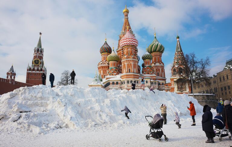 Туристы возле храма Василия Блаженного в Москве