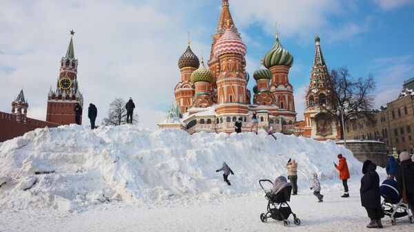 Туристы возле храма Василия Блаженного в Москве