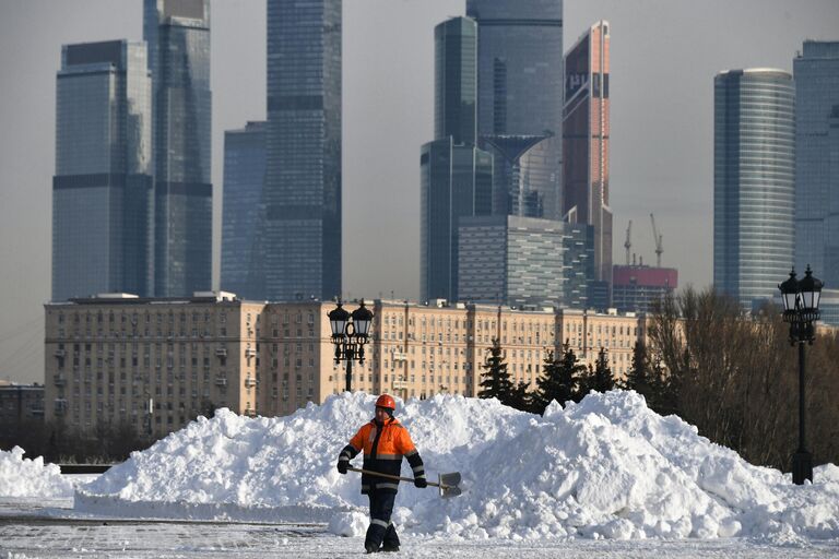 Уборка снега на Поклонной горе в Москве