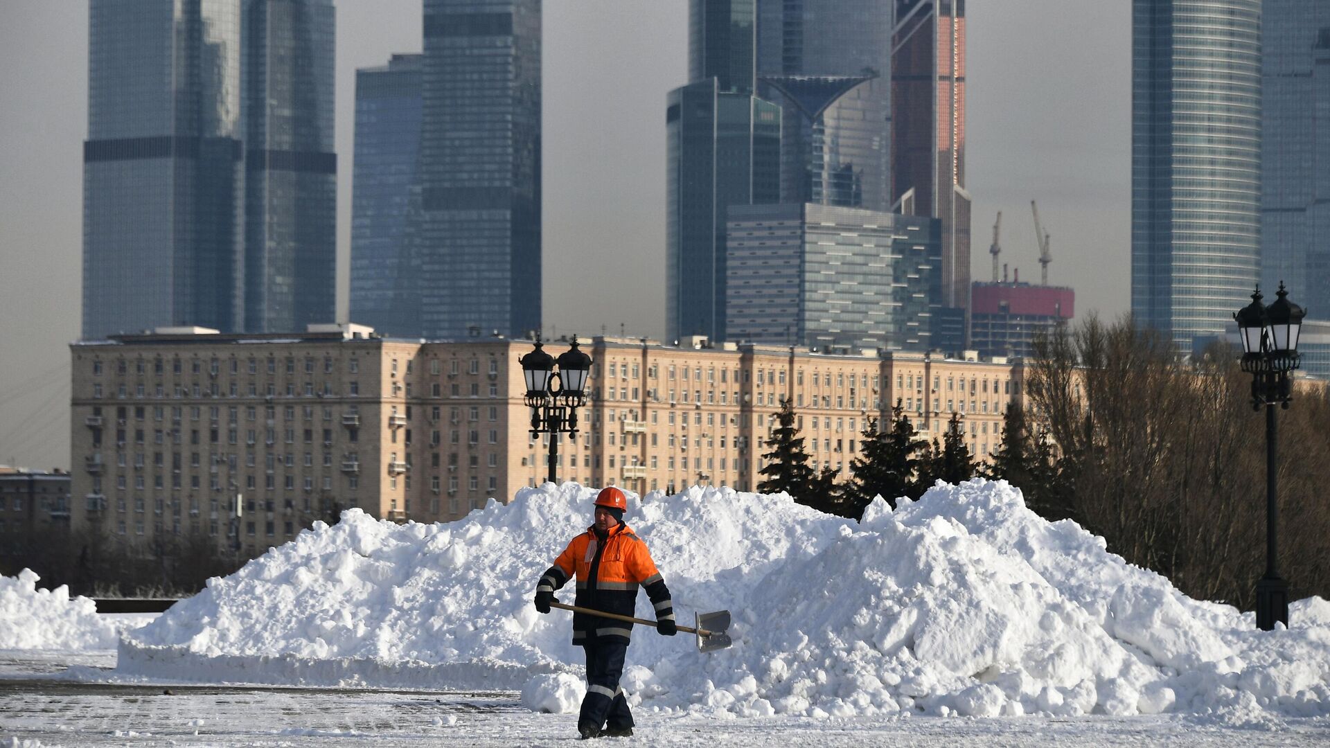 Уборка снега на Поклонной горе в Москве - РИА Новости, 1920, 26.02.2021