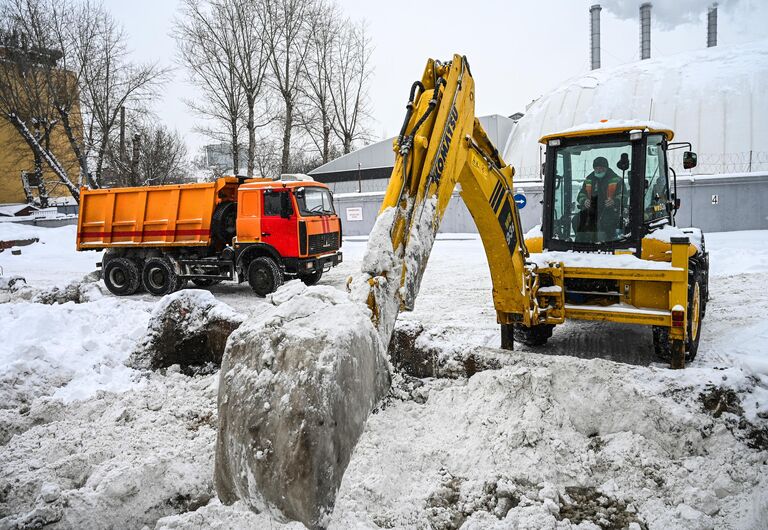 Спецтехника на снегоплавильном пункте ГУП Мосводосток в Москве