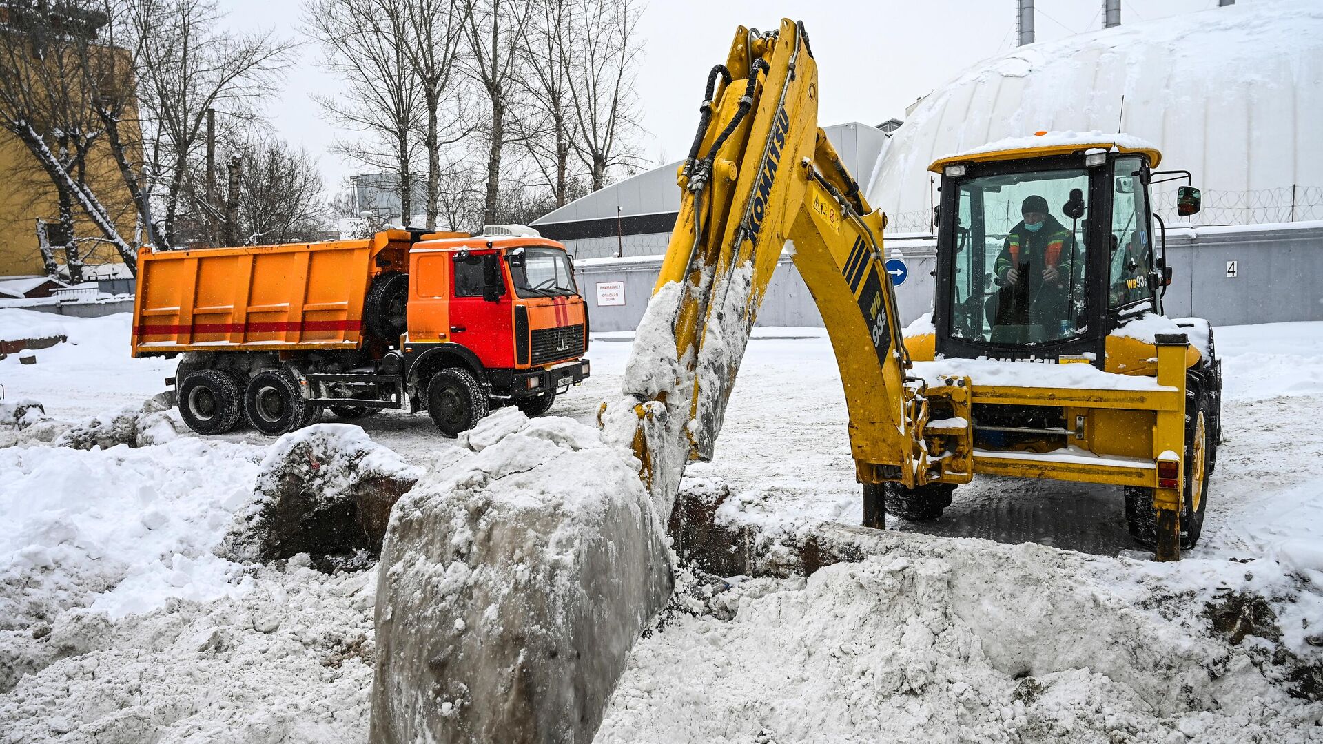 Спецтехника на снегоплавильном пункте ГУП Мосводосток в Москве - РИА Новости, 1920, 02.03.2021