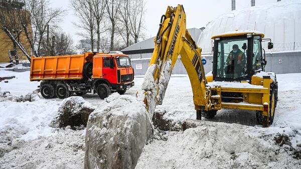 Спецтехника на снегоплавильном пункте ГУП Мосводосток в Москве