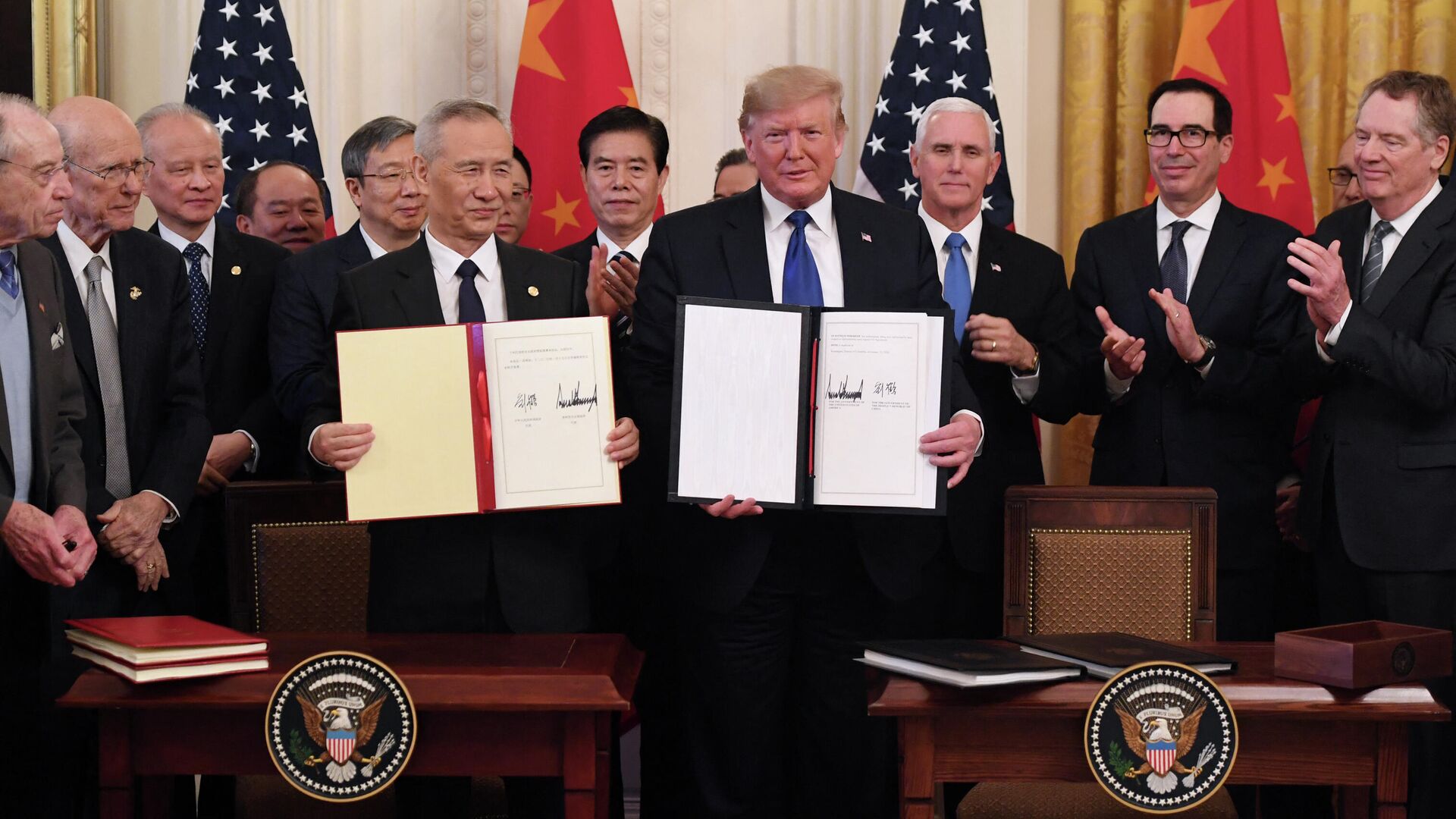 Вице-премьер Китая Лю Хэ и президент США Дональд Трамп после подписания первого пакета документов в рамках торгового соглашения в Вашингтоне - РИА Новости, 1920, 27.02.2021