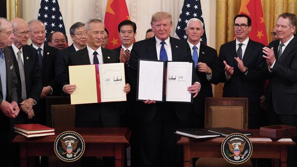 Вице-премьер Китая Лю Хэ и президент США Дональд Трамп после подписания первого пакета документов в рамках торгового соглашения в Вашингтоне