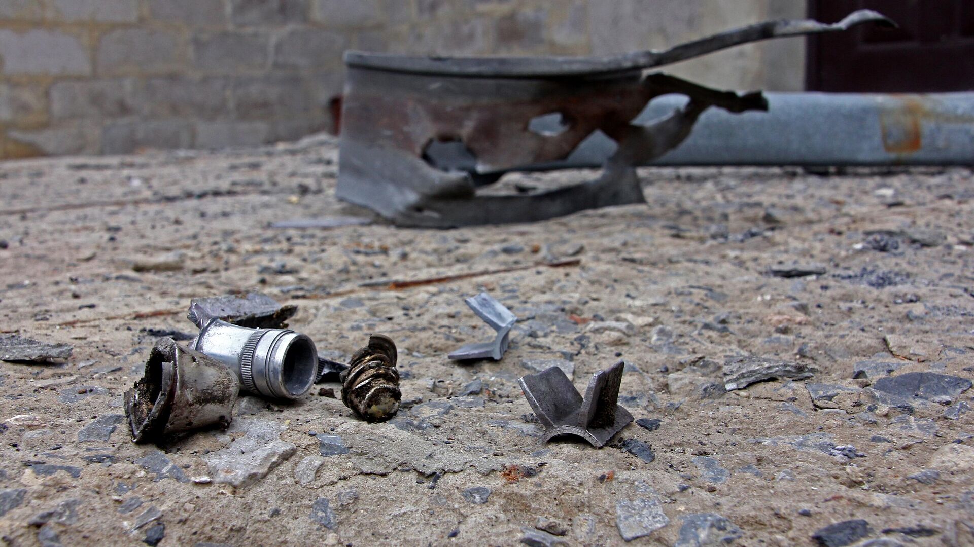 Найденные осколки снарядов, разорвавшихся возле дома в поселке Оленовка в Донецкой области - РИА Новости, 1920, 02.03.2021