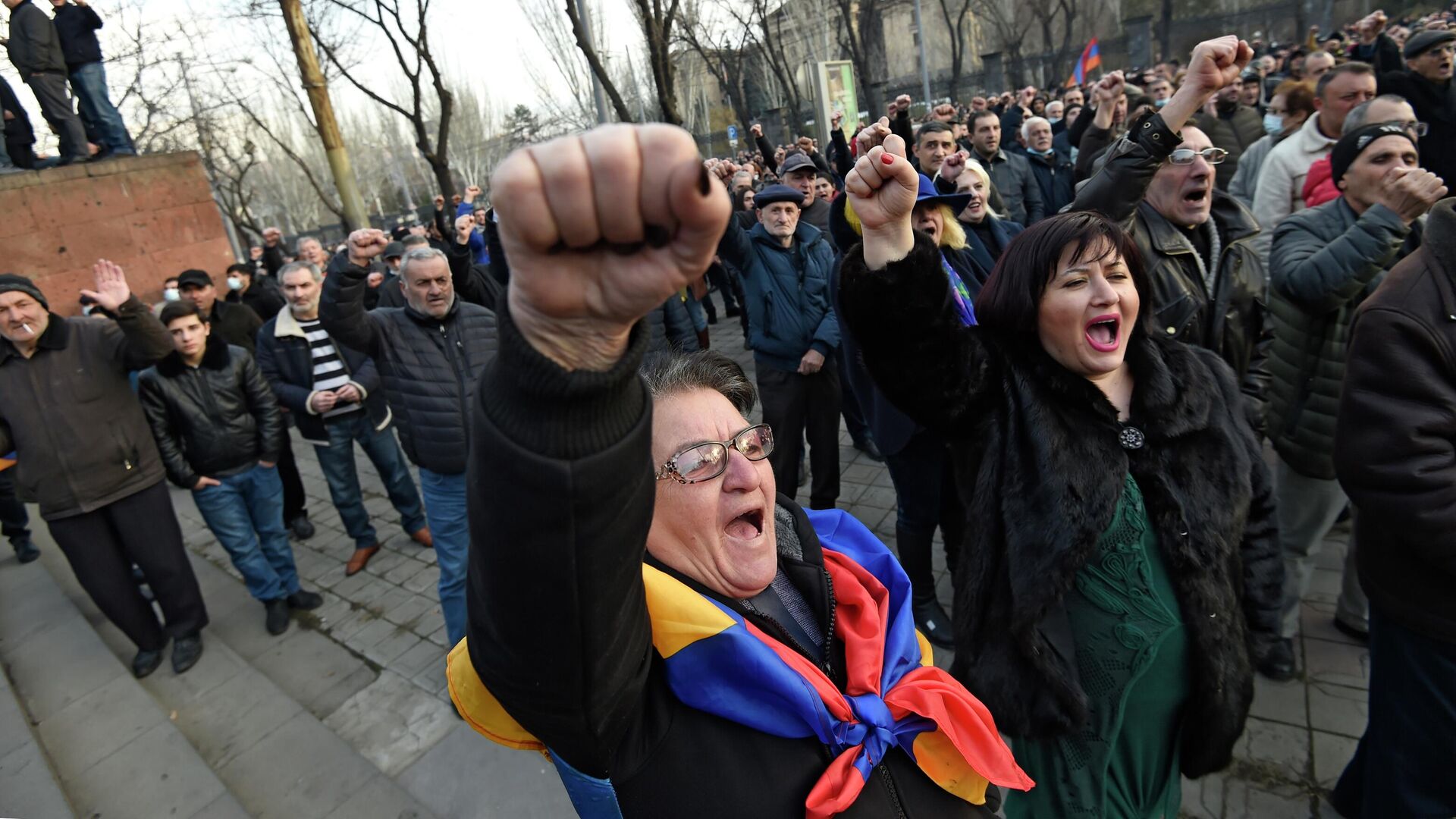 Оппозиционные активисты перекрыли проспект Баграмяна у здания Национального собрания Армении в Еревaне - РИА Новости, 1920, 27.02.2021