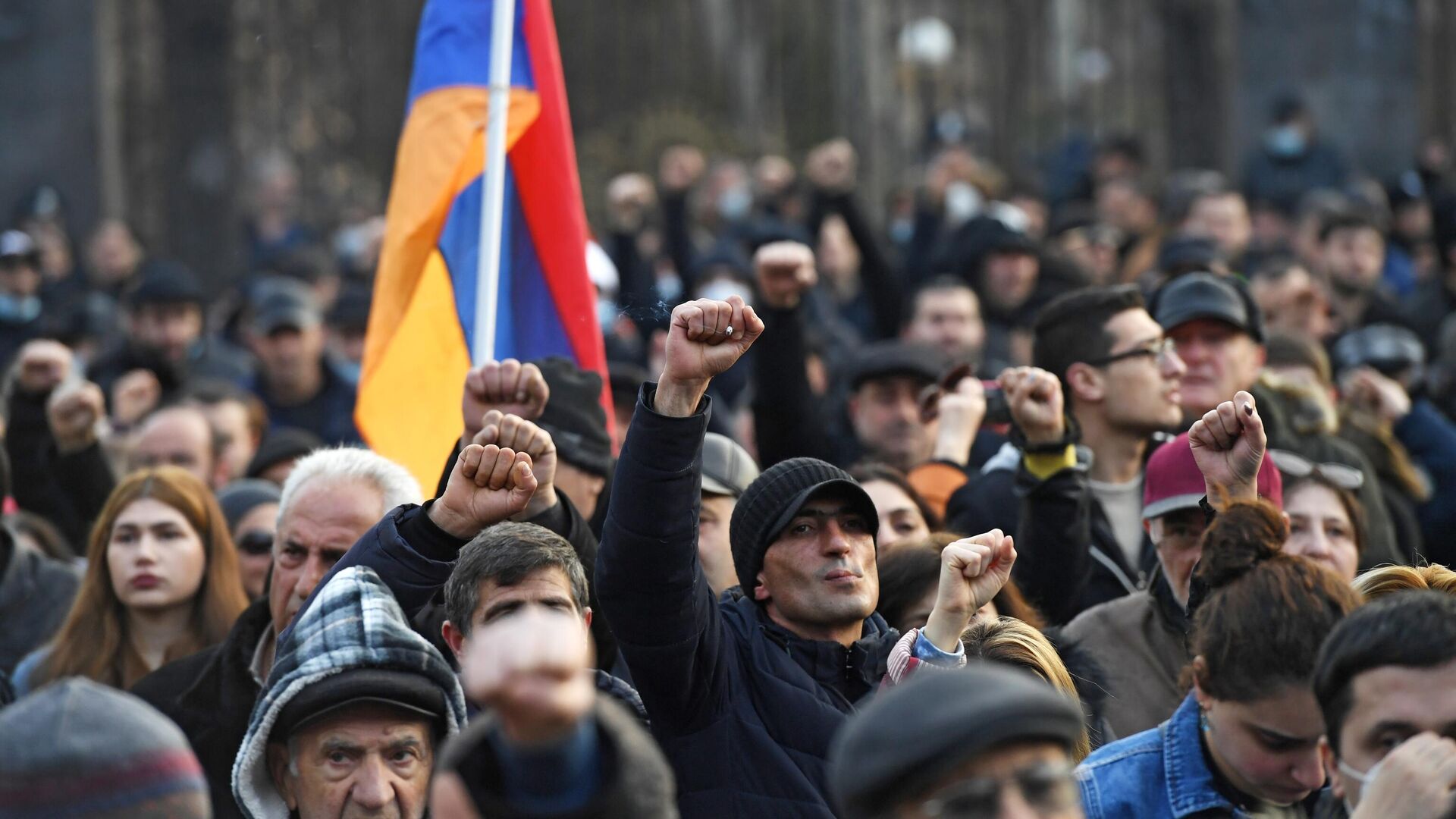 Оппозиционные активисты у здания Национального собрания Армении в Еревaне - РИА Новости, 1920, 25.02.2021
