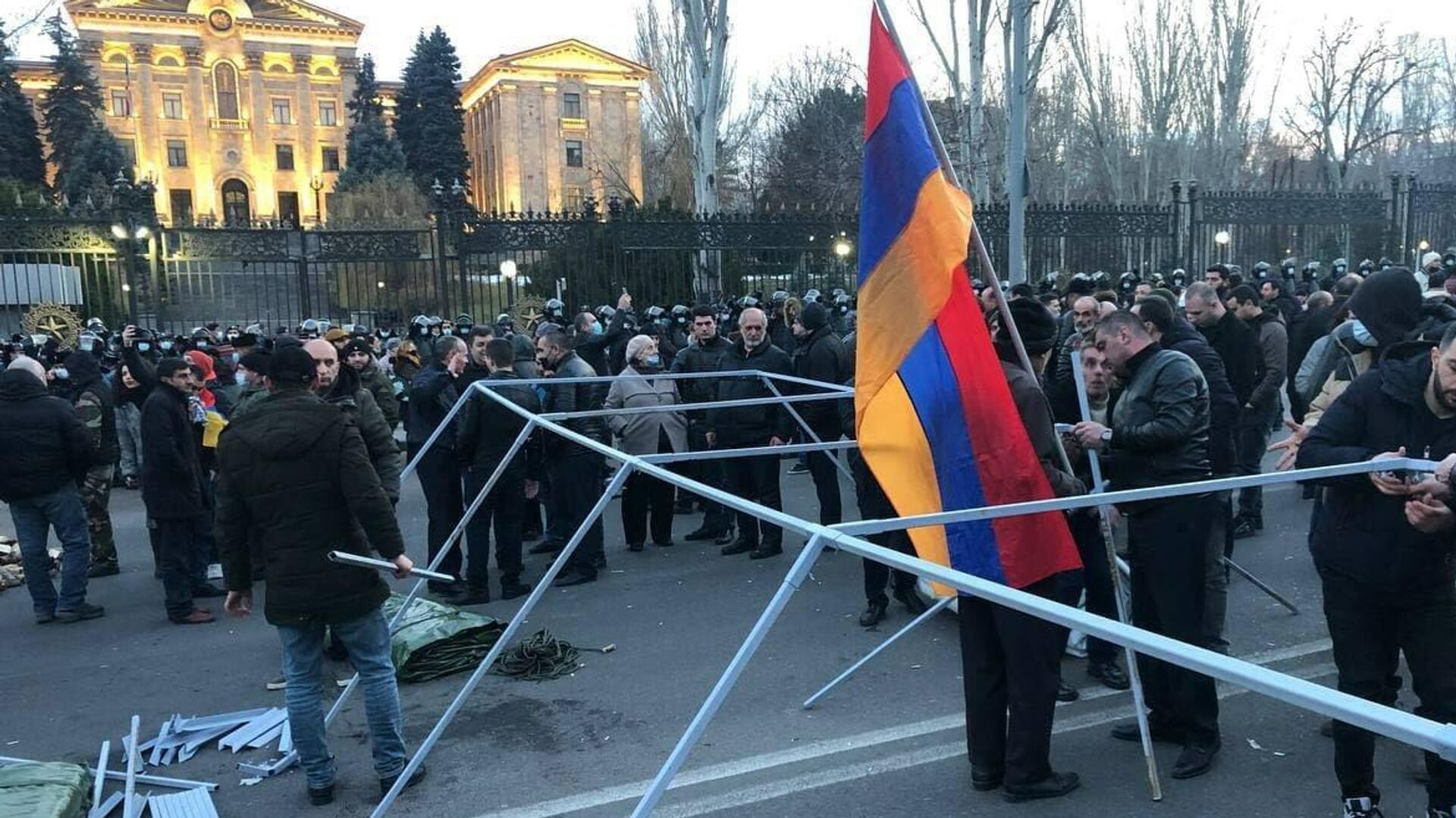 Оппозиция устанавливает палатки на проспекте Баграмяна у здания Национального собрания Армении  - РИА Новости, 1920, 27.02.2021