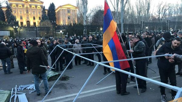 Оппозиция устанавливает палатки на проспекте Баграмяна у здания Национального собрания Армении 