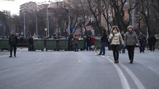 Оппозиционные активисты перекрыли проспект Баграмяна у здания Национального собрания Армении в Еревaне