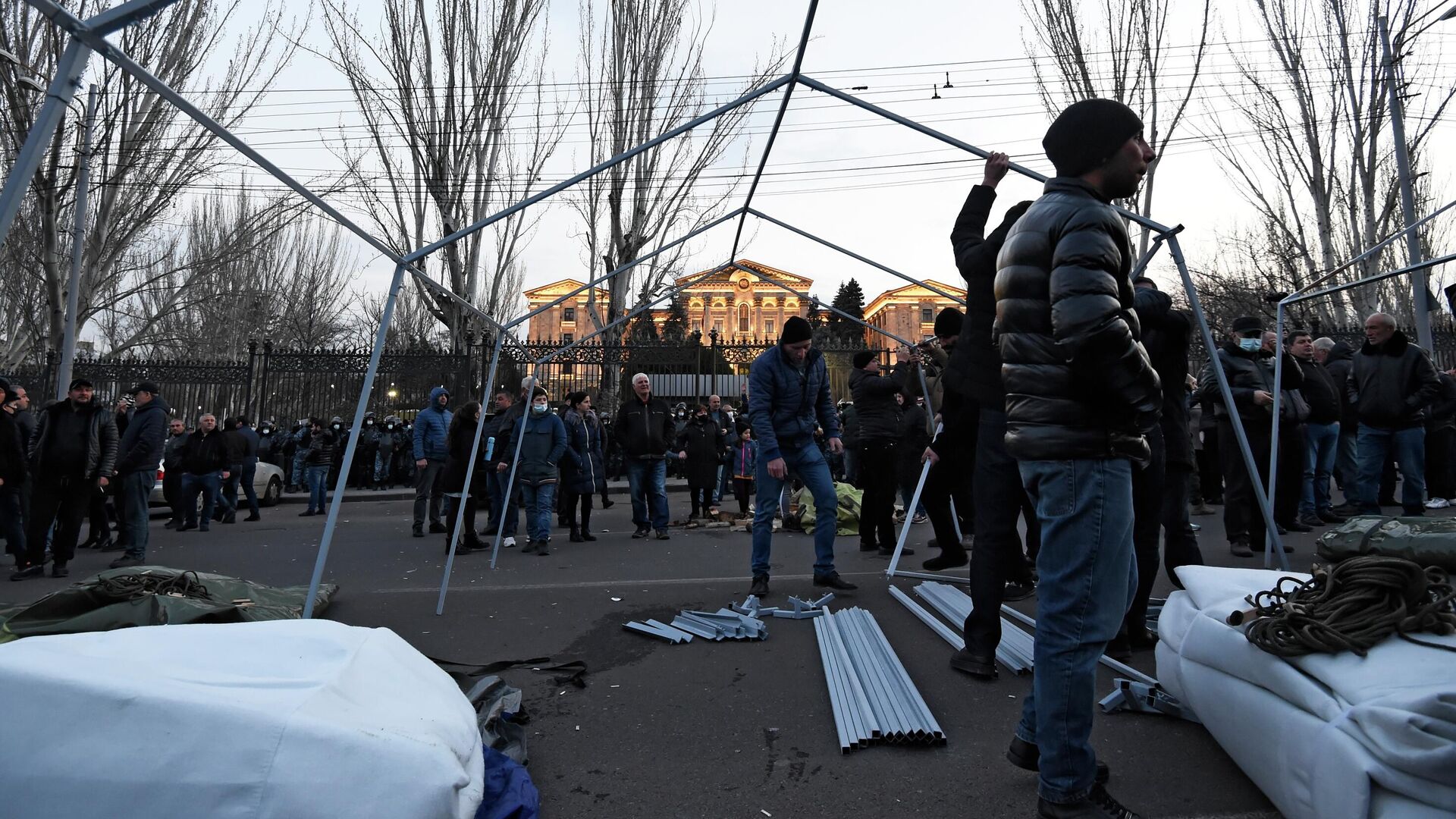 Оппозиционные активисты устанавливают палаточный лагерь на проспекте Баграмяна у здания Национального собрания Армении в Еревaне - РИА Новости, 1920, 26.02.2021