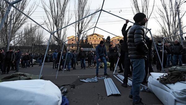 Оппозиционные активисты устанавливают палаточный лагерь на проспекте Баграмяна у здания Национального собрания Армении в Еревaне