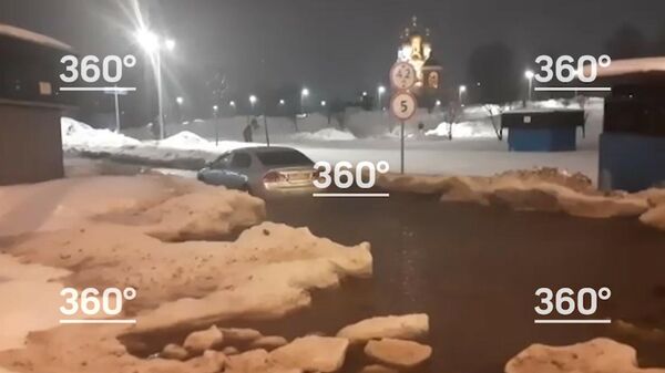 Кадр видеозаписи с застрявшим в Москве автомобилем