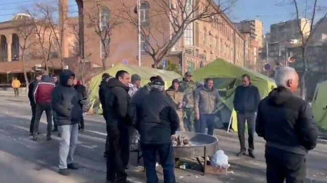 Палаточный лагерь возле здания парламента в Ереване