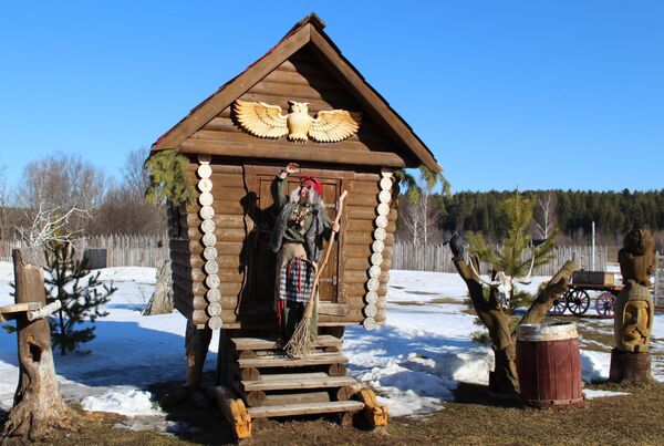 Баба Яга в сказочной резиденции в деревне Котловка