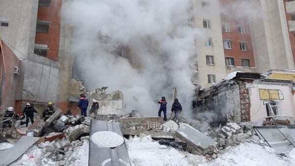 Разбор завалов на месте взрыва в жилом доме на Мещерском бульваре в Нижнем Новгороде
