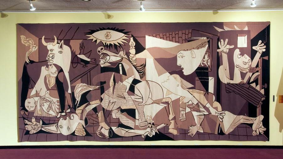 Гобелен по мотивам картины Пабло Пикассо Герника, выставленный перед залом Совета Безопасности в штаб-квартире ООН - РИА Новости, 1920, 27.06.2022