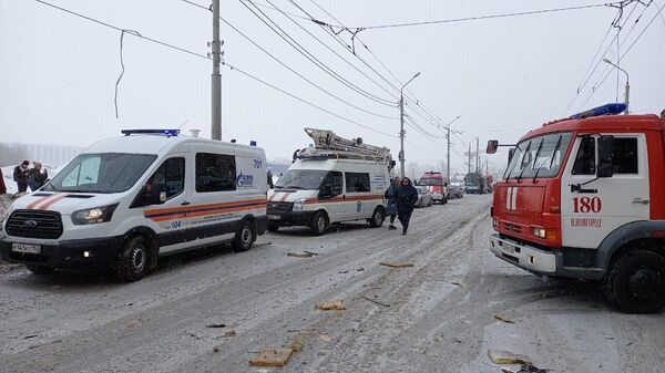 Автомобили МЧС на месте взрыва в жилом доме на Мещерском бульваре в Нижнем Новгороде