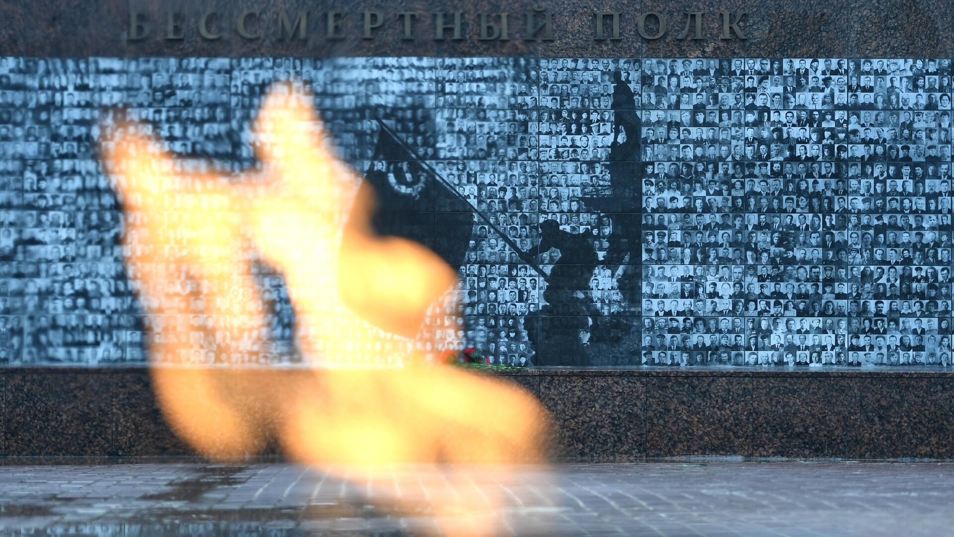 Вечный огонь в сквере памяти героев в Смоленске - РИА Новости, 1920, 11.10.2021