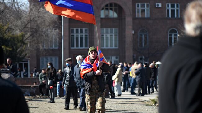 Мужчина с флагом во время митинга оппозиции на проспекте Баграмяна в Ереване