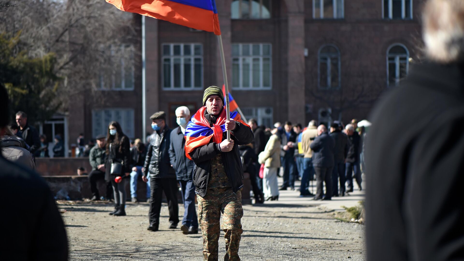 Мужчина с флагом во время митинга оппозиции на проспекте Баграмяна в Ереване - РИА Новости, 1920, 26.02.2021