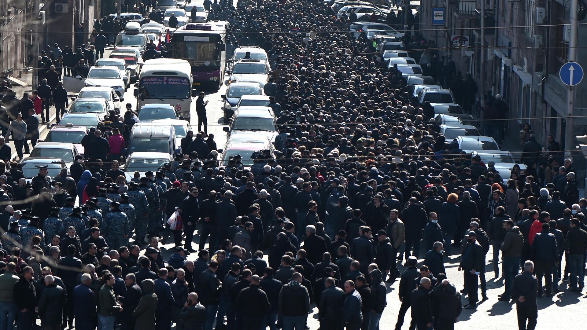 Участники митинга оппозиции движутся к зданию прокуратуры в Ереване - РИА Новости, 1920, 26.02.2021