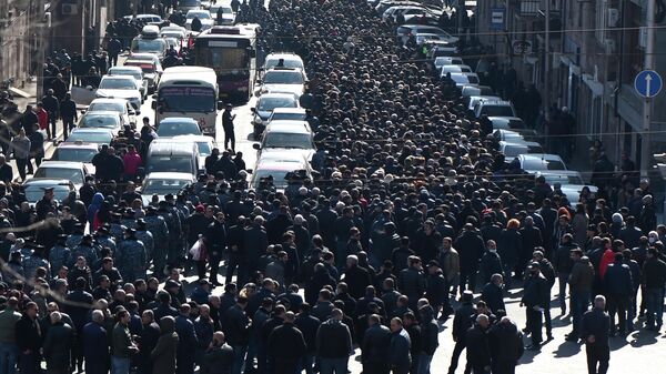 Участники митинга оппозиции движутся к зданию прокуратуры в Ереване