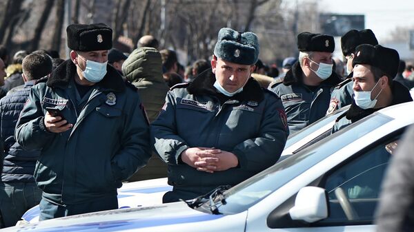 Сотрудники полиции во время митинга оппозиции на проспекте Баграмяна в Ереване