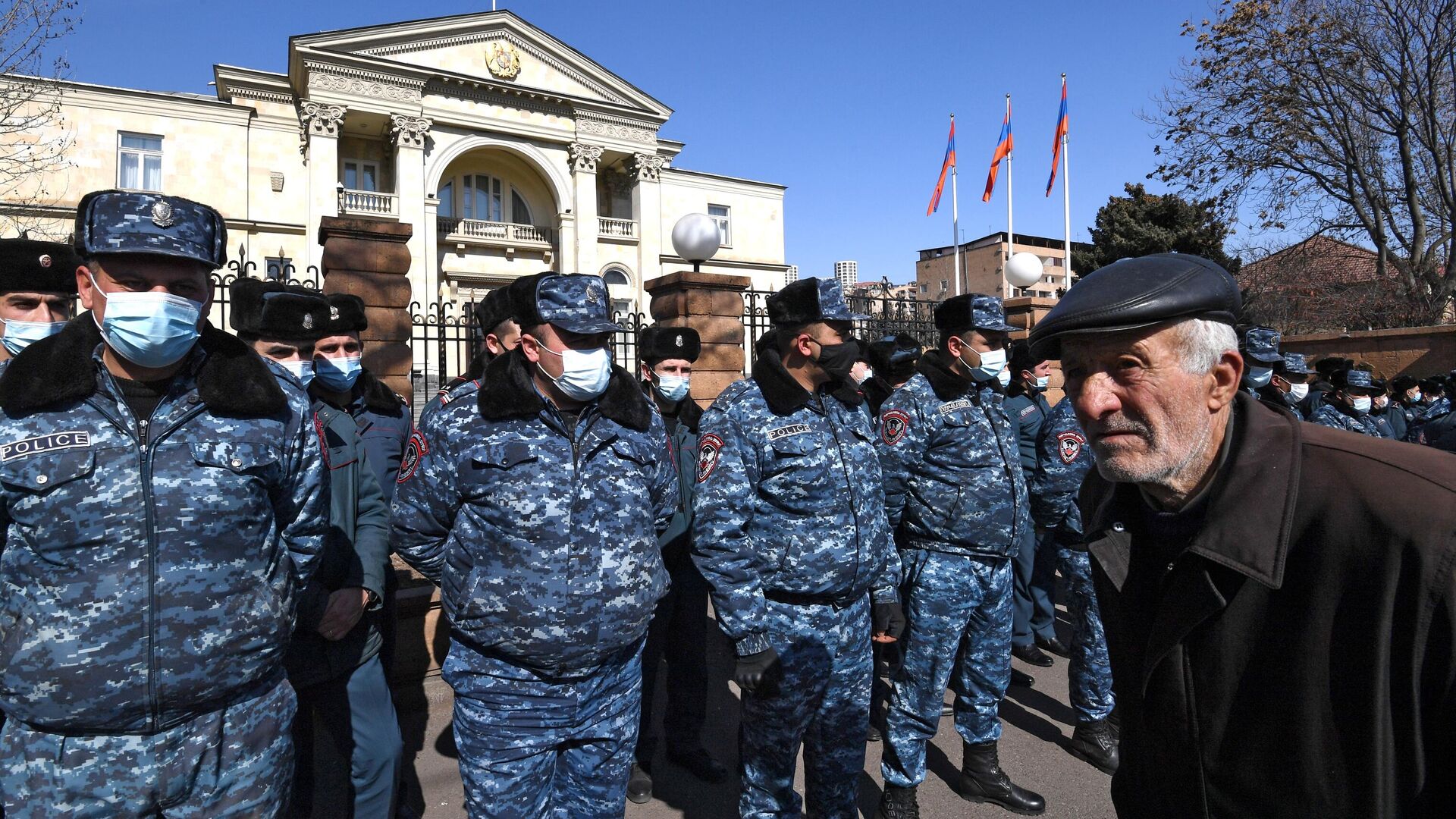 Сотрудники полиции у здания Национального собрания Армении в Еревaне - РИА Новости, 1920, 10.03.2021