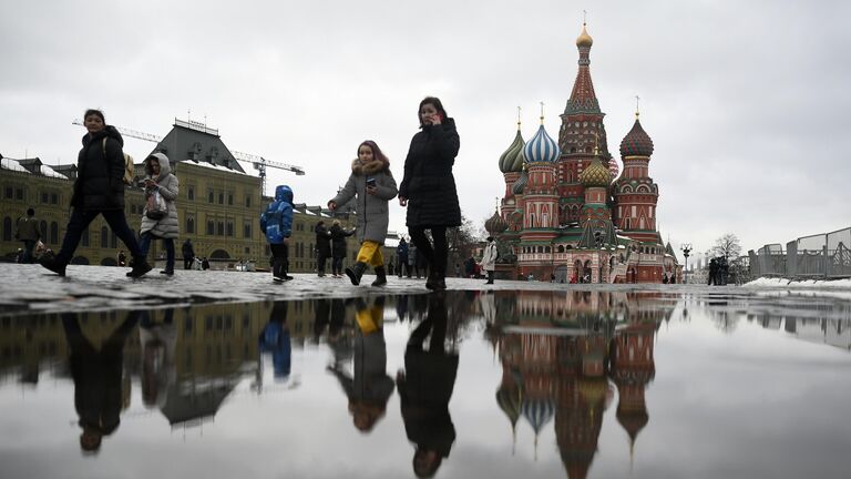 Прохожие на Красной площади в Москве