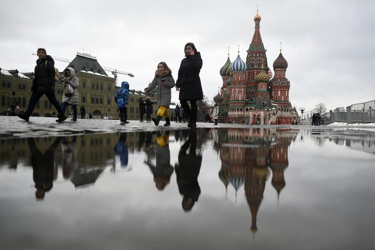 Прохожие на Красной площади в Москве