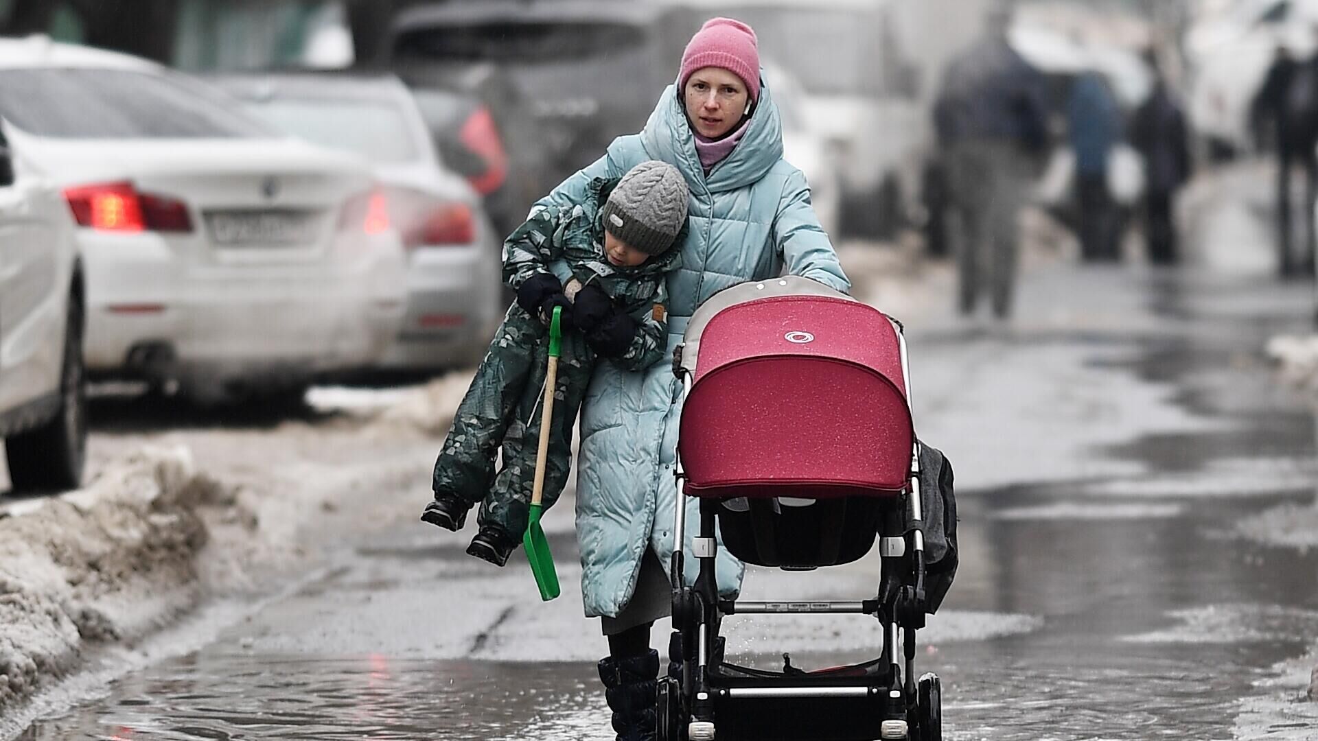 Женщина с ребенком на одной из улиц Москвы - РИА Новости, 1920, 21.01.2023