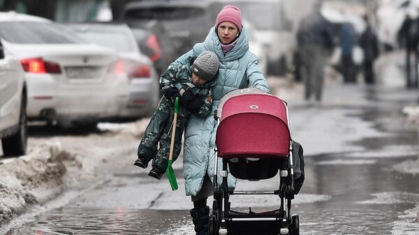 Женщина с ребенком на одной из улиц Москвы