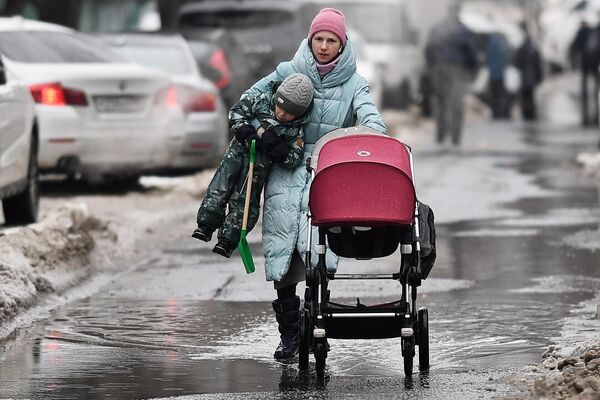 Женщина с ребенком на одной из улиц Москвы