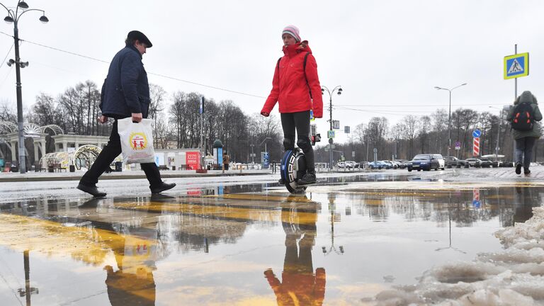 Прохожие на одной из улиц в Москве