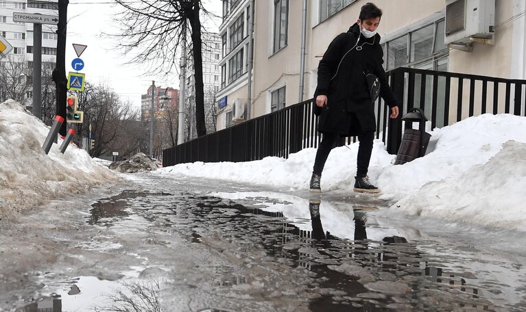 Мужчина на одной из улиц в Москве